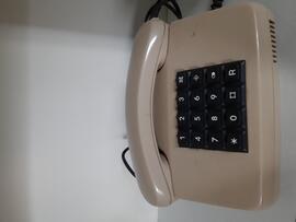 Biały telefon z przyciskami