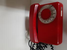 Telefon czerwony