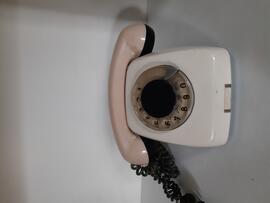Biały telefon z tarczą