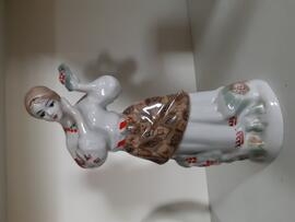 Porcelanowa dziewczyna w fartuszku