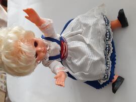 Lalka  blondynka w fartuszku