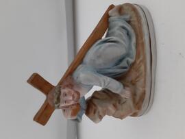 Upadek pod krzyżem figurka porcelanowa