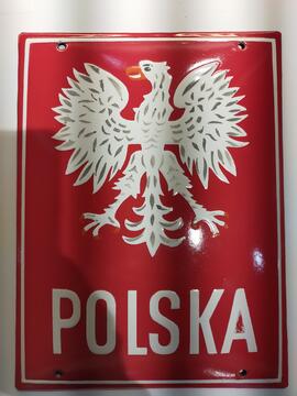 Tablica z godłem Polskiej Rzeczpospolitej Ludowej