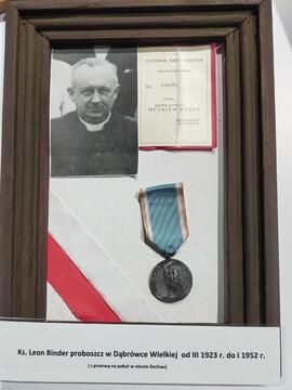 Pamiątki po ks. Leonie Binderze - Medal Rodła nadany pośmiertnie, legitymacja i kserokopia zdjęcia