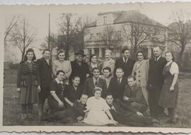 Zdjęcie grupowe Adeli Kobylskiej (ur. 1911 r.) z Łąkorza