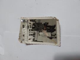 Fotografia przedstawiająca mężczyznę z dzieckiem