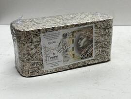 Brykiet z banknotów o wartości 150 000 zł