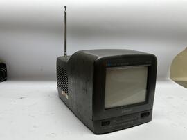 Mały telewizorek Lenco TC 9018